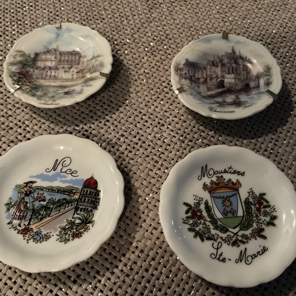 Small sovereign plates with gold colored stands attached
